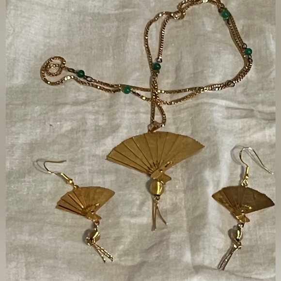 Jewelry - Elegant Gold Fan Pendant Necklace + earrings set